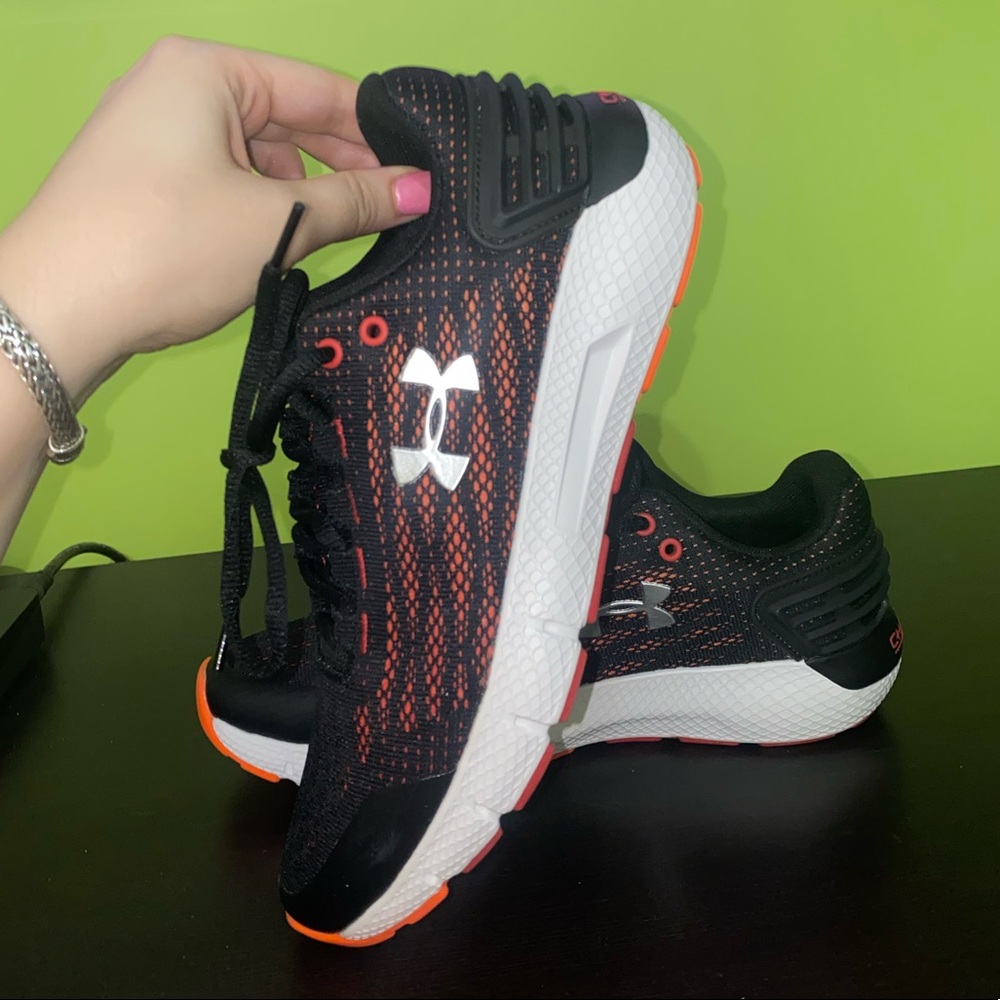 Under Armour Running Shoes! Size 5.5 Y ❤️